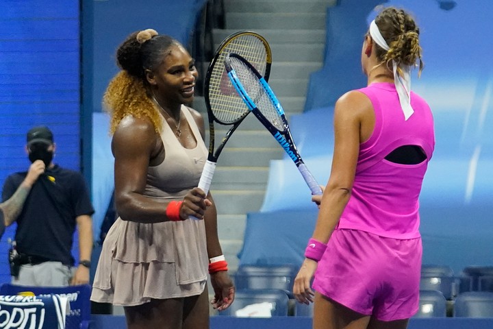 Serena opäť pred bránami finále.  Azarenková vyzve Osakovú